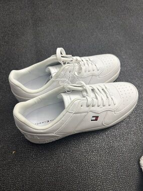 Tommy Hilfiger White Leather Low-Top Sneakers with Flag Detail